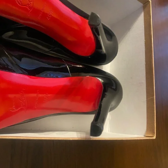 (FITS LIKE A SIZE 9 and 9.5) Christian Louboutin Black only tried on indoors - Picture 10 of 16